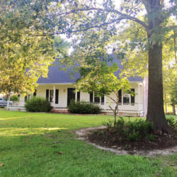 Ranch style home with porch